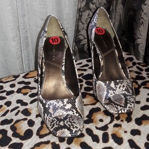 NWT..Tahari Leather shoes